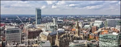 C'est une grande ville du nord-ouest de l'Angleterre, entre la plaine du Cheshire et la chaîne des Pennines : elle a connu grand développement au début du XIXe siècle, devenant un centre majeur de l'industrie textile. Elle est maintenant au centre de la seconde agglomération urbaine du pays. Quelle est cette ville ?