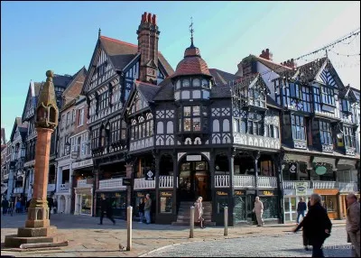 Dans cette vieille ville du Cheshire née d'une forteresse romaine, vous admirerez le quartier de Rows avec ses galeries couvertes et ses maisons à colombages de style Tudor. Quelle est cette ville ?