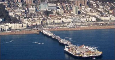 Vous allez avoir l'occasion de vous baigner : vous voici dans une grande station balnéaire, située au sud de Londres, au bord de la Manche. De quelle ville s'agit-il ?