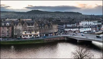 Vous voici dans le nord de l'Écosse, là où la rivière Ness rejoint le Moray Firth. Il s'agit de la principale ville et de la capitale culturelle des Highlands. Quelle est cette ville ?