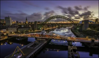Cette ville, sur la Tyne, a connu une forte croissance avec l'industrie métallurgique. C'est aujourd'hui la ville la plus importante du nord-est, entourée d'une agglomération de près d'un million d'habitants. Quelle est cette ville ?