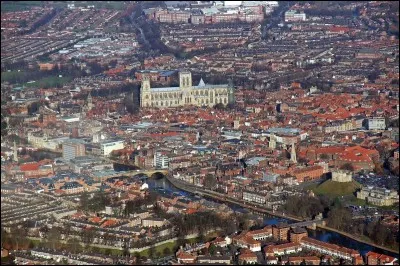 Cette ville du nord-est de l'Angleterre a été fondée par les Romains. Vous pourrez y admirer les rues anciennes et les remparts et surtout l'immense cathédrale gothique du XIIIe siècle. Quelle est cette ville ?