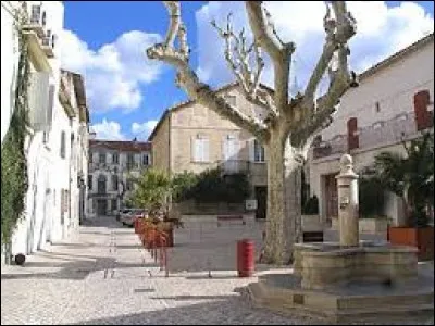 Nous sommes dans le centre de Tarascon (Bouches-du-Rhône). Les habitants de cette commune se nomment ...