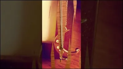 Comment s'appelle la fille qui a le pendentif ?