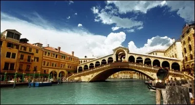Dans cette ville, vous admirez le pont du Rialto, édifié à la fin du XVIe siècle, enjambant le Grand Canal. Dans quelle ville êtes-vous ?