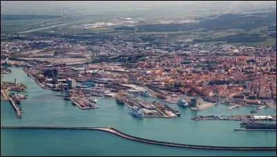 Cette ville maritime, sur la mer Tyrrhénienne, est l'un des principaux ports italiens pour les marchandises. Vous pourrez aussi y prendre le ferry pour la Sardaigne ou la Corse. De quelle ville s'agit-il ?