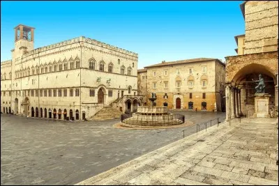 Cette ville, très ancienne, était l'une des douze cités étrusques ; située dans le centre du pays, à près de 500 m d'altitude dans les Apennins, c'est la capitale de la Région Ombrie. Quelle est cette ville ?
