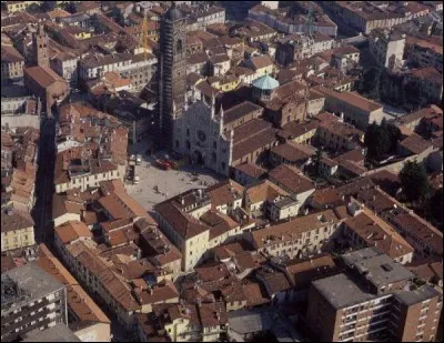 Cette ville qui appartient aujourd'hui à l'agglomération de Milan est l'ancienne capitale du royaume lombard : vous pourrez voir, dans la cathédrale, la couronne de fer des rois lombards. Quelle est cette ville ?
