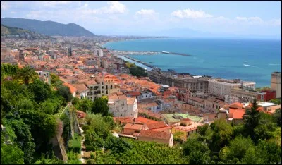 Vous êtes à nouveau en Campanie : cette ville située sur le golfe qui porte son nom, sur la mer Tyrrhénienne, est la deuxième ville de Campanie après Naples. De quelle ville s'agit-il ?