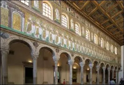 Dans cette ville d'Emilie-Romagne, bordée par la mer Adriatique, vous admirerez les mosaïques qui ornent ses basiliques du VIe siècle : quelle est cette ville ?