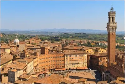 Dans cette ville des collines de Toscane, vous verrez la Piazza del Campo - place centrale en forme de coquillage, le Palazzo Pubblico - hôtel de ville gothique, et la Torre del Mangia - tour du XIVe siècle. Quelle est cette ville ?