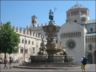 Cette ville des Alpes, traversée par l'Adige, n'est italienne que depuis 1918. Elle est célèbre pour avoir abrité, au milieu du XVIe siècle, le concile convoqué par le pape en réponse aux théories protestantes. Quelle est cette ville ?