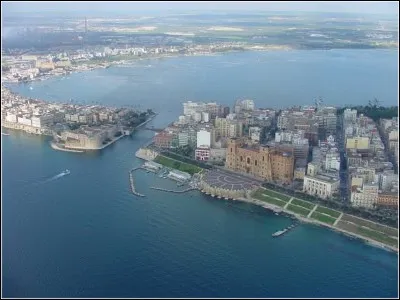 Sa position dans un golfe abrité a fait de cette ville une importante base navale militaire. Quelle est cette ville du sud, fondée dans l'antiquité par les Grecs ?