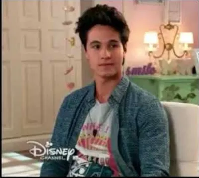 Quel objet appartenant à Ambre, Simon va-t-il découvrir et ainsi se rendre compte que c'est elle qui a incendié le Jam&Roller ?