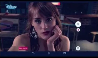 Comment s'appelle la chaîne Internet que Jazmín tient en partie avec Ambre et Delfina ?