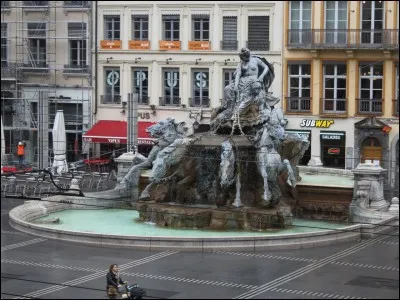 Sur quelle place de Lyon se situe la fontaine Bartholdi ?