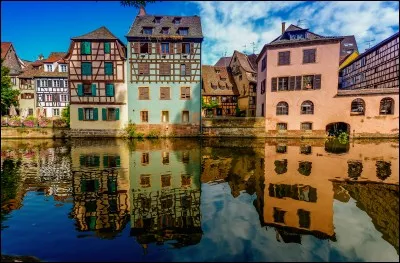 Quelle ville l'architecture de cette maison repr&eacute;sente-t-elle ?