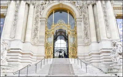 Comment s'appelle ce b&acirc;timent situ&eacute; pr&egrave;s des Champs-&Eacute;lys&eacute;es, face au Grand Palais ?