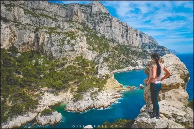 Quelle ville est r&eacute;put&eacute;e pour ses calanques environnantes ?