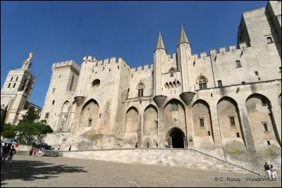 Dans quelle ville du Vaucluse se trouve le palais des papes ?