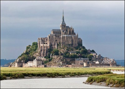 Quelle commune qui tire son nom de l'îlot rocheux le plus visité de France se trouve en Basse-Normandie ?