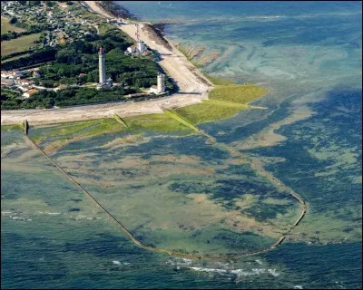 Comment se nomme l'île située dans l'océan Atlantique et qui est rattachée au Poitou-Charentes ?
