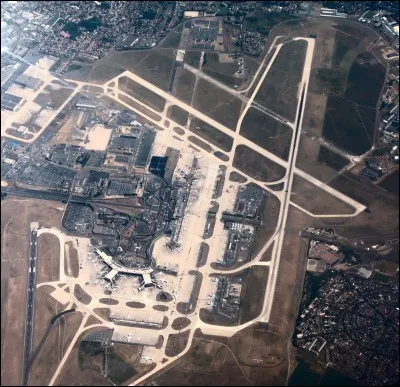 Quel aéroport, le deuxième plus important de France, se situe à 14 km au sud de Paris ?