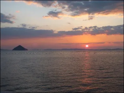 Quel pays est baigné par la mer intérieure de Seto ?