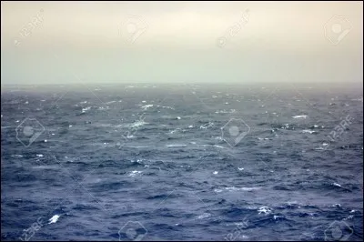 Quelle mer baigne la côte est de l'archipel de la Nouvelle-Zemble ?