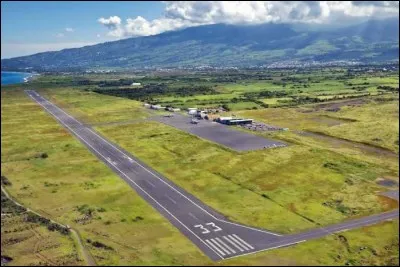 Avez-vous bien séjourné parmi nous ? Avant de nous quitter, permettez-moi de vous offrir une bouteille de champagne et de vous raccompagner afin que vous puissiez prendre votre avion. Mais comment s'appelle ce lieu déjà ?