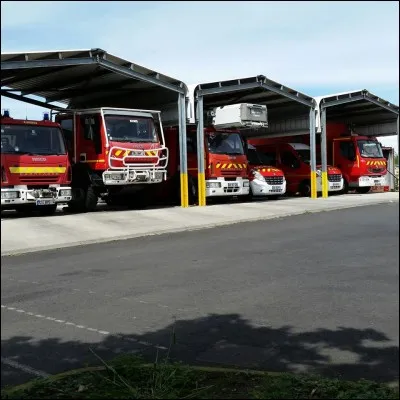 Pour protéger les quelques centaines de personnes sur l'île, nous disposons de cet endroit où vingt soldats du feu assurent notre sécurité 24 heures sur 24 et 7 jours sur 7. C'est...
