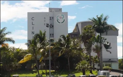 En cas de soucis de santé, notre île est dotée d'un établissement pour les premières urgences. Il dispose notamment de deux blocs opératoires, d'une salle de radiologie, d'un scanner, de dix chambres de repos avec trois lits chacune, d'un laboratoire d'analyse, d'une salle de soins et d'un cabinet dentaire. C'est...