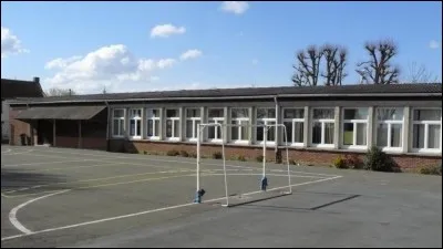 Dans ce lieu, les écoliers, collégiens et lycéens peuvent apprendre et faire leurs devoirs en toute tranquillité à l'aide de professeurs. C'est...