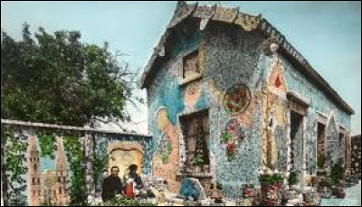 Portant le nom de Maison Picassiette, cette maison décorée de mosaïques de faïence et de verre est à voir dans la ville ...