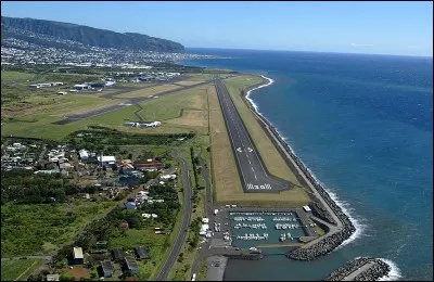 Après 24 heures de vol, nous arrivons à notre destination. Par ailleurs, nous apercevons déjà la piste atterrissage. Mais de quel aéroport s'agit-il ?
