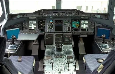 Dans cette zone, les pilotes, copilotes ainsi que le mécanicien de bord prennent place. C'est ...