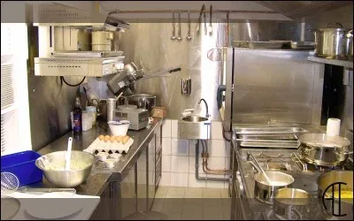 Nous avons la chance de disposer à notre bord d'un des meilleurs chefs étoilés de notre pays. Lui et son équipe préparent de bons plats et de nombreux desserts dans ...