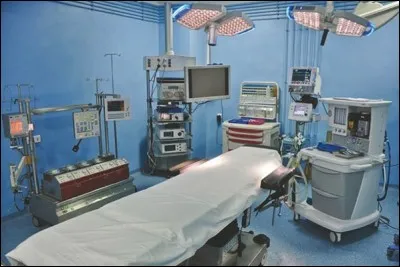 En cas de problème médicaux, un chirurgien, un médecin anesthésiste et une infirmière nous accompagne à bord. Ils peuvent traiter de la bobologie mais aussi réaliser une opération chirurgicale et le tout, en plein vol ! C'est ...