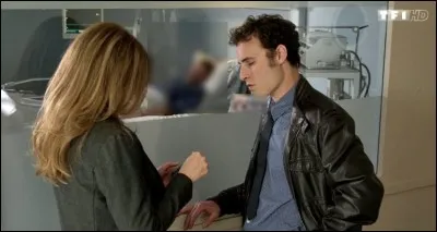 Qui est allongé dans ce lit d'hôpital ?