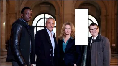 Sur la photo entre Alice et le légiste il manque quelqu'un. Qui ?