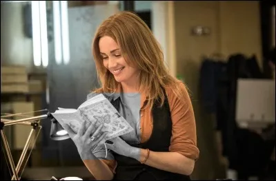 De quelle couleur est le carnet d'Ada ?