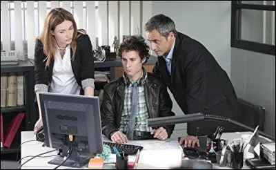 Dans le pot à crayons, sur le bureau de Max, il y a un drapeau. De quelle nationalité est-il ?