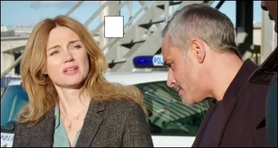 Sur le poteau en fond d'écran il y a un numéro. Lequel ?