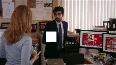 Qu'est-ce que Djibril tient dans la main ?