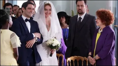 La petite Ada a dans les cheveux un chouchou pour tenir son chignon. De quelle couleur est-il ?