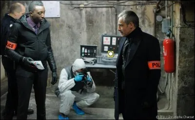 Sur la valise, dans le fond de la cave, on peut apercevoir un petit support jaune servant à numéroter les indices. Quel numéro est sur cette plaque ?