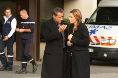 Mme la juge a besoin de prendre l'air quelque temps après la naissance de petit Paul. Que tient-elle dans les mains ?