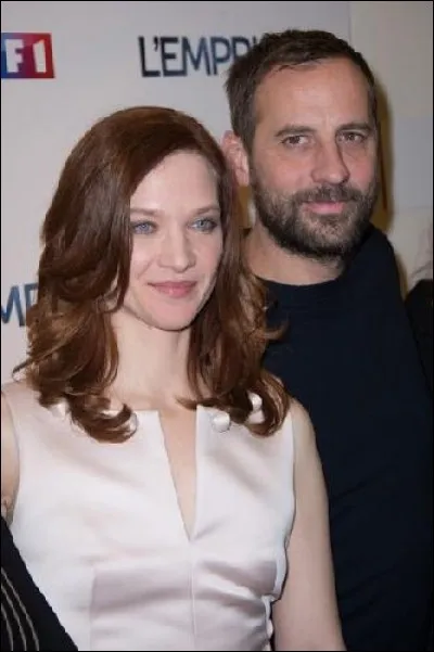 Que se passe--t-il quand l'homme demande à sa fille d'apporter les devoirs au fils de la voisine et qu'elle refuse sous prétexte qu'elle a du travail ?