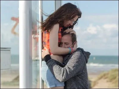 À quel endroit cet homme a-t-il frappé la femme pour la première fois et pour quelle raison l'a-t-il fait ?