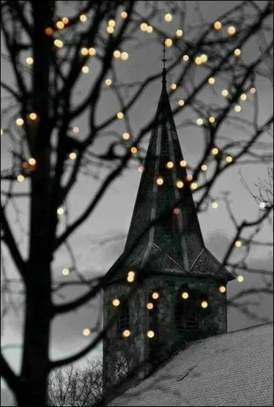 Qui chantait "Il est six heures au clocher de l'église, dans le square les fleurs poétisent, une fille va sortir de la mairie..." ?